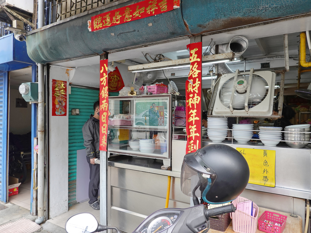 嘉義西區—老張麵店｜大碗公乾麵與豐富滷味的平價飽足體驗｜平等