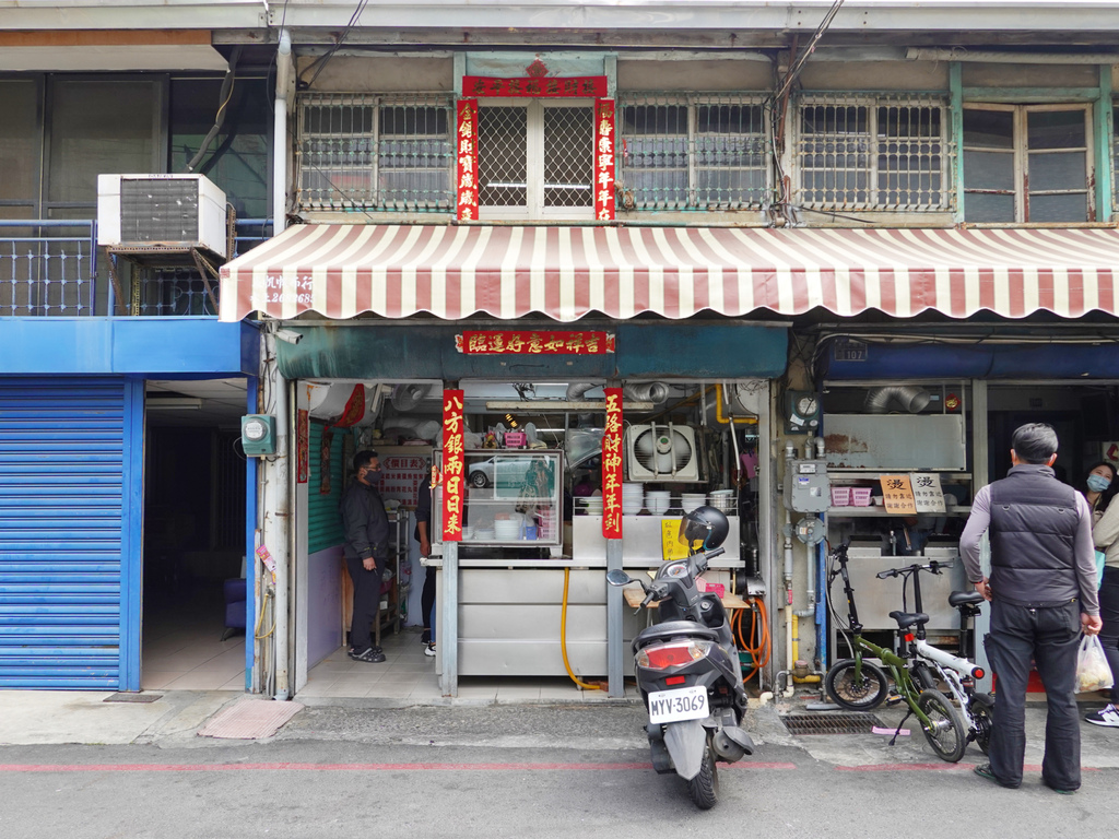 嘉義西區—老張麵店｜大碗公乾麵與豐富滷味的平價飽足體驗｜平等