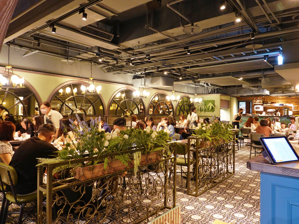 台北中山—默爾 pasta pizza轉動於義式窯烤爐中的