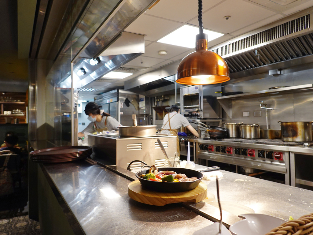 台北中山—默爾 pasta pizza轉動於義式窯烤爐中的