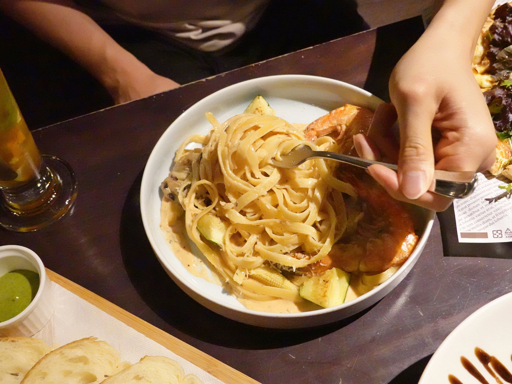 台北中山—默爾 pasta pizza轉動於義式窯烤爐中的