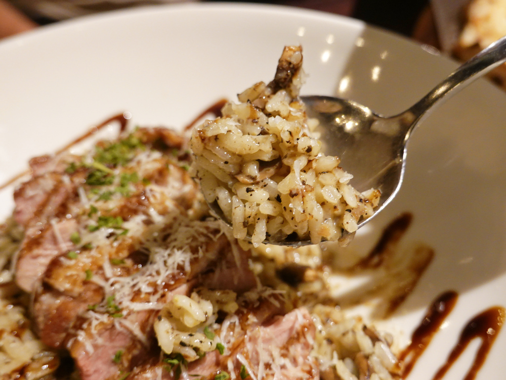 台北中山—默爾 pasta pizza轉動於義式窯烤爐中的