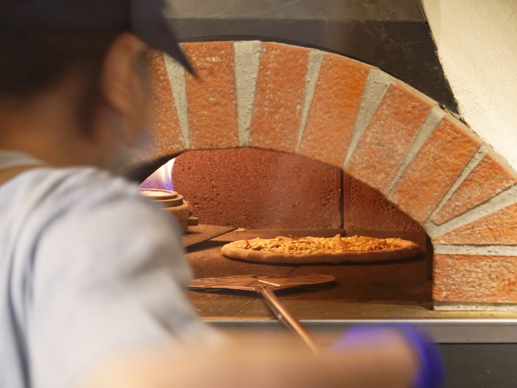 台北中山—默爾 pasta pizza轉動於義式窯烤爐中的