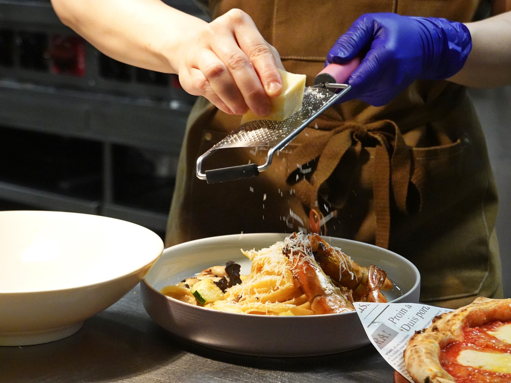 台北中山—默爾 pasta pizza轉動於義式窯烤爐中的