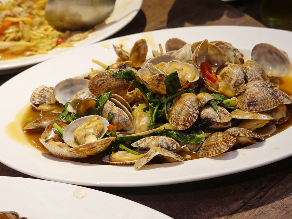 基隆七堵—芳鄰熱炒海鮮店｜道道無雷 海鮮尚青的社區熱炒（20