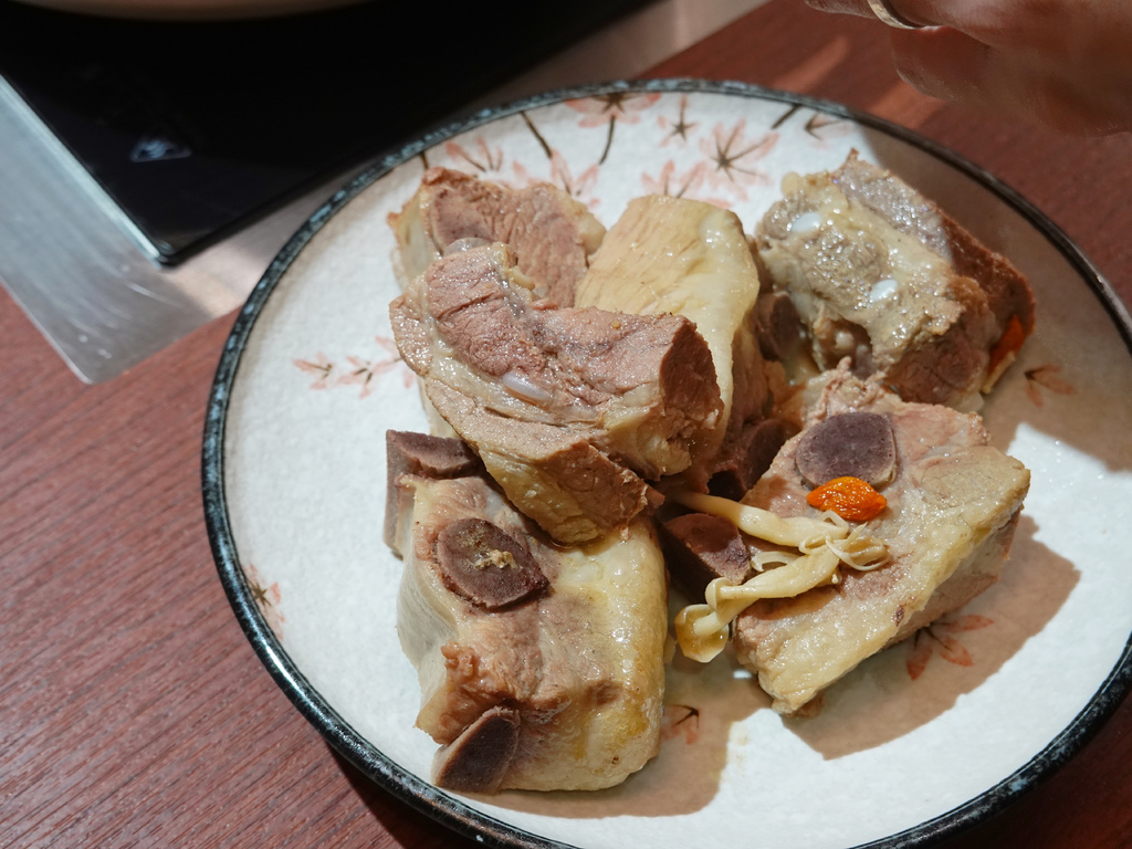 台北大安—如嬌 花膠雞萬元野生鱸魚花膠 融入雞湯細熬慢燉灌 台北大安—如嬌 花膠雞萬元野生鱸魚花膠 融入雞湯細熬慢燉灌