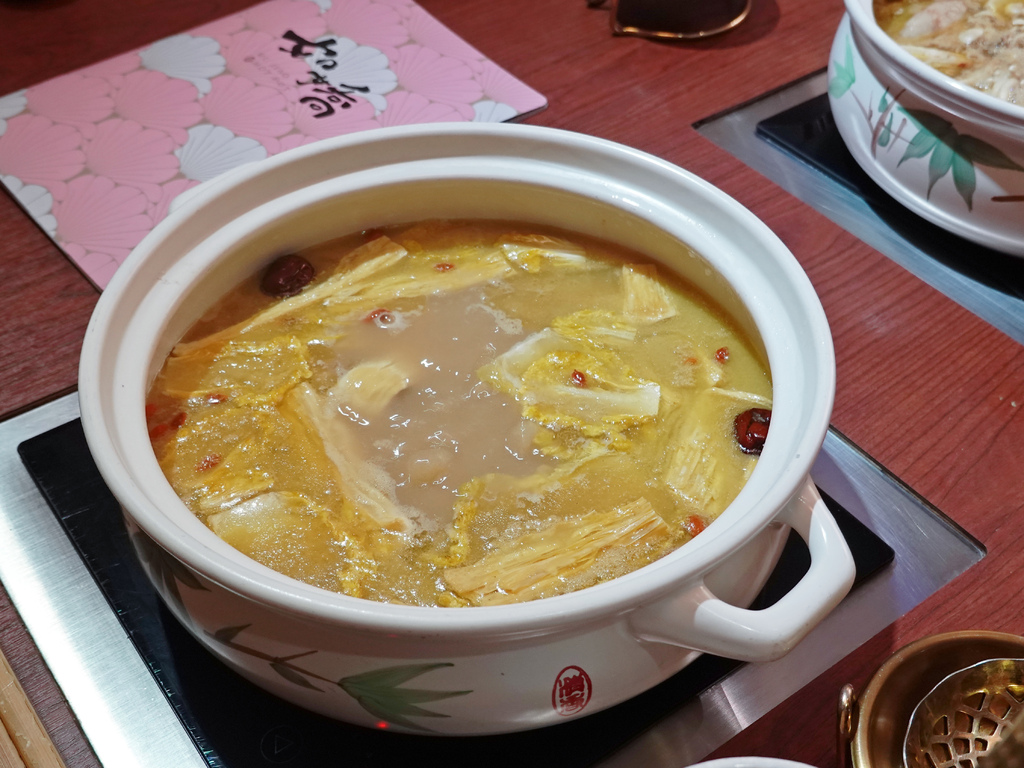 台北大安—如嬌 花膠雞萬元野生鱸魚花膠 融入雞湯細熬慢燉灌 台北大安—如嬌 花膠雞萬元野生鱸魚花膠 融入雞湯細熬慢燉灌