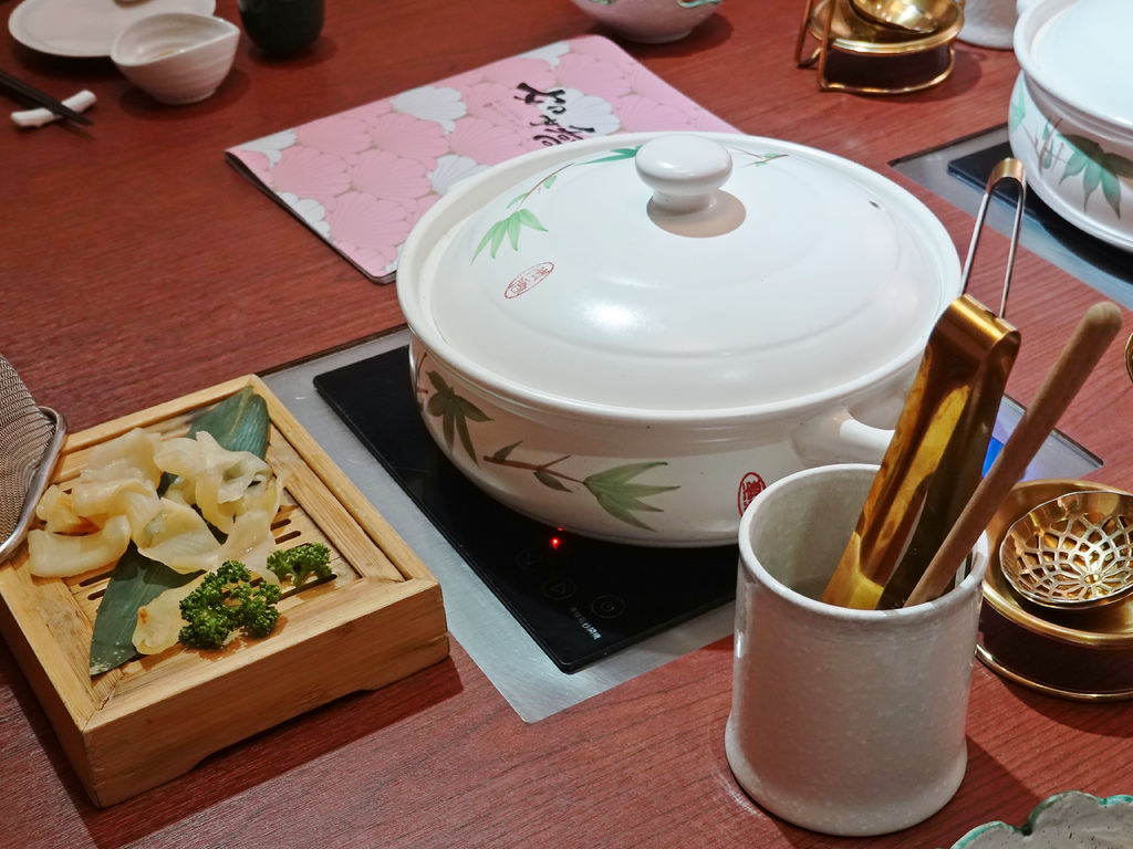 台北大安—如嬌 花膠雞萬元野生鱸魚花膠 融入雞湯細熬慢燉灌 台北大安—如嬌 花膠雞萬元野生鱸魚花膠 融入雞湯細熬慢燉灌