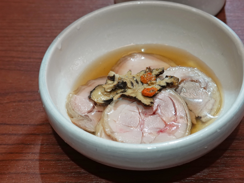 台北大安—如嬌 花膠雞萬元野生鱸魚花膠 融入雞湯細熬慢燉灌 台北大安—如嬌 花膠雞萬元野生鱸魚花膠 融入雞湯細熬慢燉灌