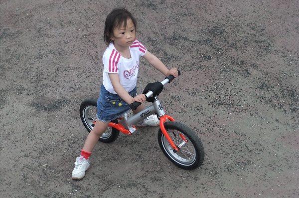 小紅D14 20110430 衛武營遛小孩 jpg 01.JPG