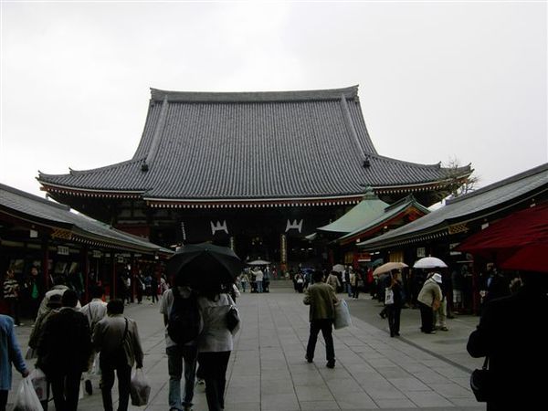 淺草寺正門,開始下起雨來