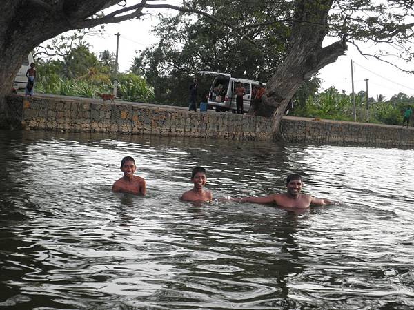 bathing @ Tissa Lake