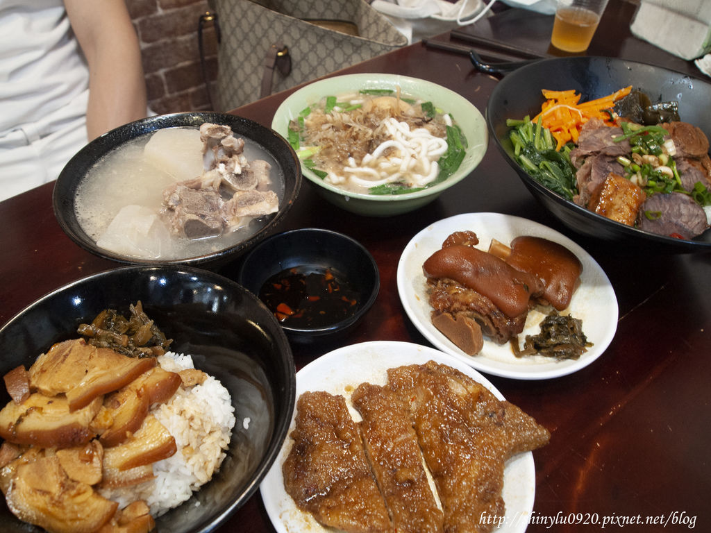 阿平食堂 豬腳飯 腿庫飯 五股便當店推薦 新北五股銅版平價美食 台北好吃豬腳飯 潤四月添壽的豬腳麵線禮盒 豬腳香氣十足滷得很夠味 湯頭濃郁肉大塊的原汁排骨湯 阿平食堂 豬腳飯 腿庫飯 五股便當店推薦 新北五股銅版平價美食 台北好吃豬腳飯 潤四月添壽的豬腳麵線禮盒 豬腳香氣十足滷得很夠味 湯頭濃郁肉大塊的原汁排骨湯