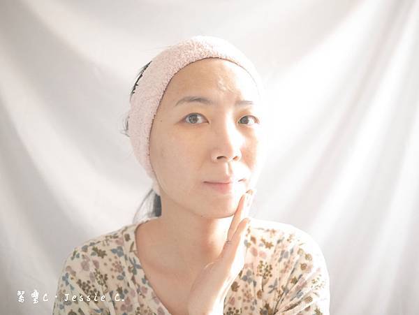 P1130959.jpg 專櫃 SOFINA 蘇菲娜 iP 土台美容液升級版 .一顆直徑三公分的慕絲,含有2000萬顆的碳酸微米氣泡,分子越小就要使用在越前面 (心得 + 評比)