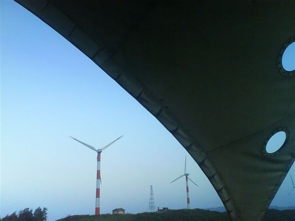 山丘上一整排的風車