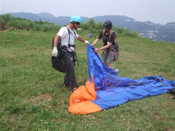 等教練開傘 在草地上攤平