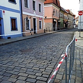 石板路也封街變跑道