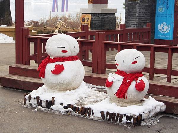 還有兩個假雪人迎接我們