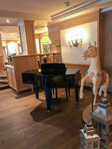 鋼琴旁有隻可愛的木馬