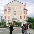 粉色建築就是Hotel Hirsch Fussen