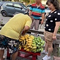 遇到分送香蕉的當地人