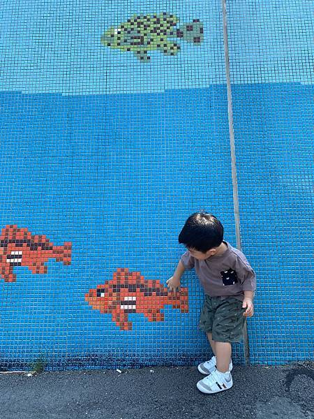 磺港漁港的路旁有可愛的馬賽克拼磚