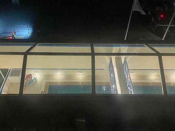房間內可以看到樓下的泳池