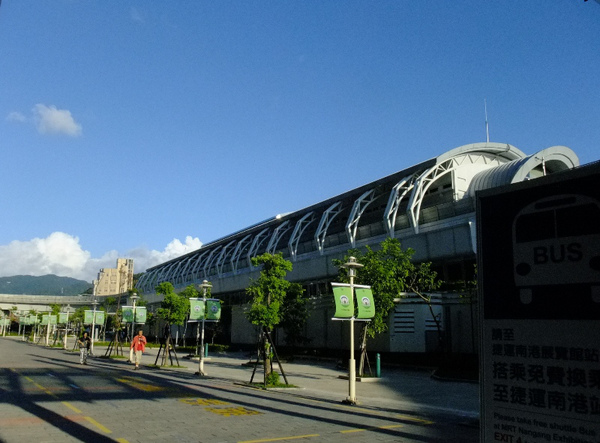 南港展覽館旁，當然就是南港展覽館站囉