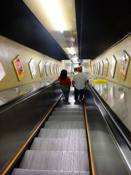 電扶梯跟隧道一樣
