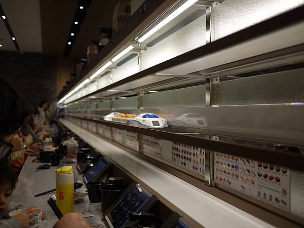 【桃園壽司】MagicTouch-超酷!!!子彈列車送壽司.爭鮮2.0版/台茂美食/迴轉壽司/平價 【桃園壽司】MagicTouch-超酷!!!子彈列車送壽司.爭鮮2.0版/台茂美食/迴轉壽司/平價