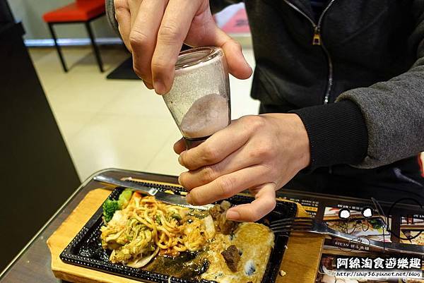 【台北牛排】【北捷中山國中站】將軍碳烤牛排館-牛排吃原肉最好，招牌滷牛筋又濃又香．牛排/甜點/寵物友善/沙拉吧/呂依蓉/捷運中山國中站