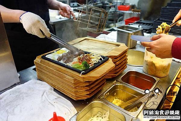 【台北牛排】【北捷中山國中站】將軍碳烤牛排館-牛排吃原肉最好，招牌滷牛筋又濃又香．牛排/甜點/寵物友善/沙拉吧/呂依蓉/捷運中山國中站