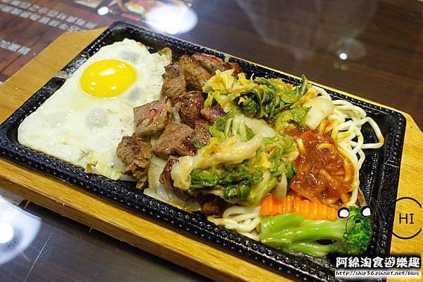 【台北牛排】【北捷中山國中站】將軍碳烤牛排館-牛排吃原肉最好，招牌滷牛筋又濃又香．牛排/甜點/寵物友善/沙拉吧/呂依蓉/捷運中山國中站