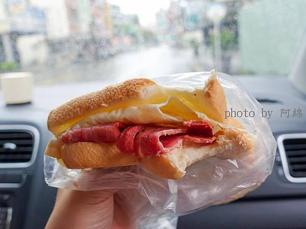 【桃園早餐】朝司暮想 大業店-早上就是要吃肉蛋吐司！沙拉蛋吐司餡料厚又有味道、爆好吃．肉排蛋吐司/桃園早餐/桃園美食/在地人推薦