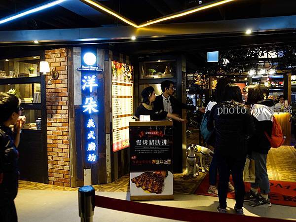 【桃園美食】ATT筷食尚-全台最大美食百貨！50家知名品牌、主題餐廳進駐．桃園火車站商圈/美食餐廳/地址/交通/營業時間/折扣