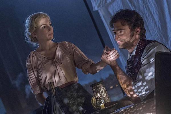 The-Greatest-Showman-Michelle-Williams-Hugh-Jackman.jpg