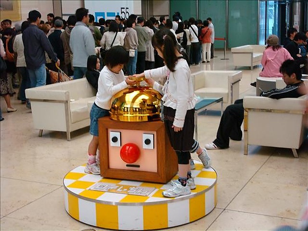 這是日本電視台的吉祥物, 按下去會有&quot;噹&quot