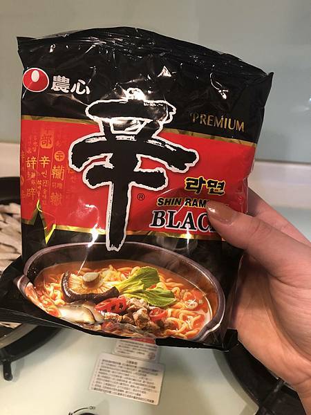 【韓國-泡麵】黑 辛拉麵 突然想吃部隊鍋的我 【韓國-泡麵】黑 辛拉麵 突然想吃部隊鍋的我