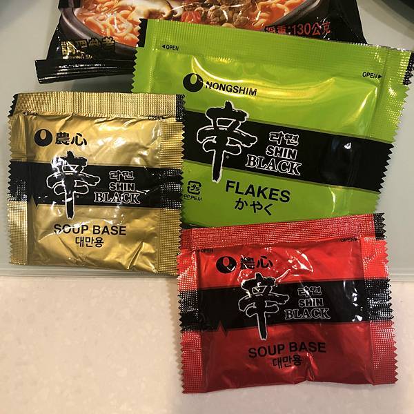 【韓國-泡麵】黑 辛拉麵 突然想吃部隊鍋的我 【韓國-泡麵】黑 辛拉麵 突然想吃部隊鍋的我