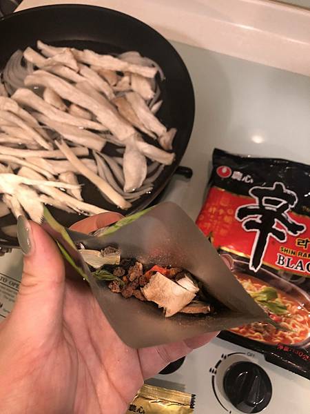 【韓國-泡麵】黑 辛拉麵 突然想吃部隊鍋的我 【韓國-泡麵】黑 辛拉麵 突然想吃部隊鍋的我