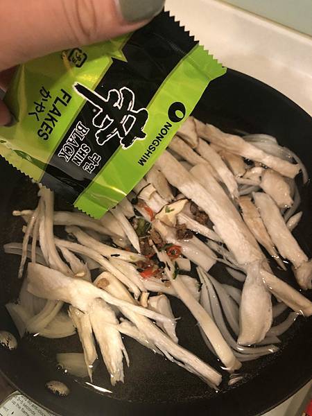 【韓國-泡麵】黑 辛拉麵 突然想吃部隊鍋的我 【韓國-泡麵】黑 辛拉麵 突然想吃部隊鍋的我