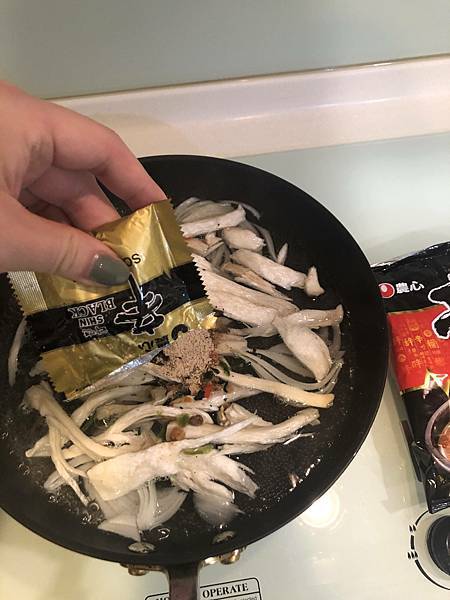 【韓國-泡麵】黑 辛拉麵 突然想吃部隊鍋的我 【韓國-泡麵】黑 辛拉麵 突然想吃部隊鍋的我