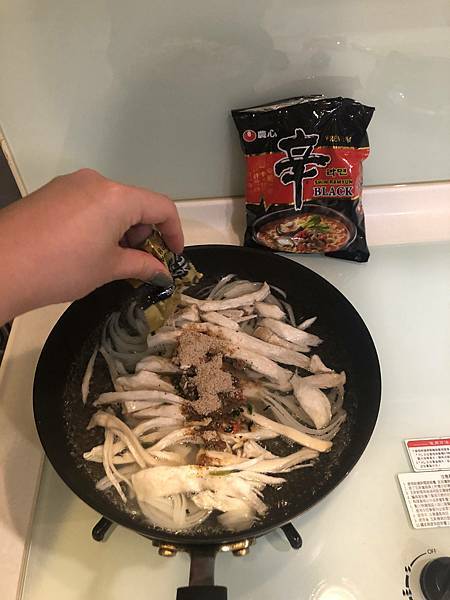 【韓國-泡麵】黑 辛拉麵 突然想吃部隊鍋的我 【韓國-泡麵】黑 辛拉麵 突然想吃部隊鍋的我