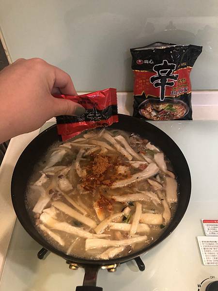 【韓國-泡麵】黑 辛拉麵 突然想吃部隊鍋的我 【韓國-泡麵】黑 辛拉麵 突然想吃部隊鍋的我