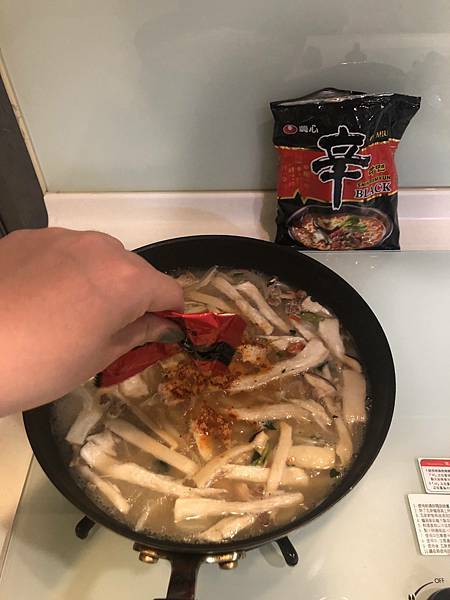 【韓國-泡麵】黑 辛拉麵 突然想吃部隊鍋的我 【韓國-泡麵】黑 辛拉麵 突然想吃部隊鍋的我