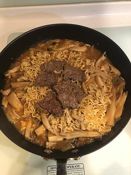 【韓國-泡麵】黑 辛拉麵 突然想吃部隊鍋的我 【韓國-泡麵】黑 辛拉麵 突然想吃部隊鍋的我