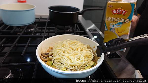 【食譜分享】 史雲生極鮮清雞湯評價  簡單快速完成，健康無味