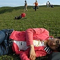 躺在草皮上睡午覺