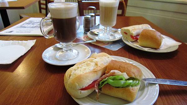 057.午餐 Tomato+cheese & Ham bread