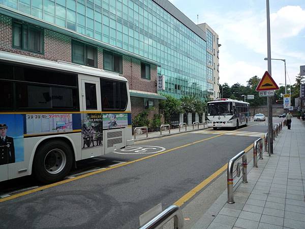 一台台的警車 後來才知道是要做給北韓看的.JPG